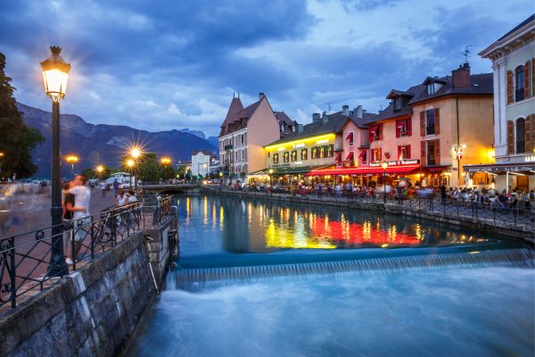 Annecy, Alpes, French Alps, canal de la vieille ville, heure bleue