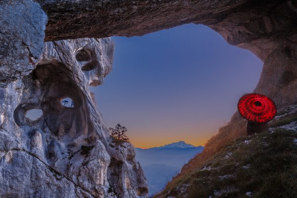 Chartreuse, Alpes, Ombrelle rouge, La Grande Arche, La Tour Perçée de l'Aulp du Seuil, ou Tour Isabelle, et le Mont Blanc