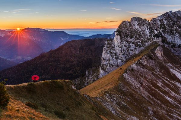 Chartreuse, Alpes, Ombrelle rouge, Col de Bellefont au coucher du soleil