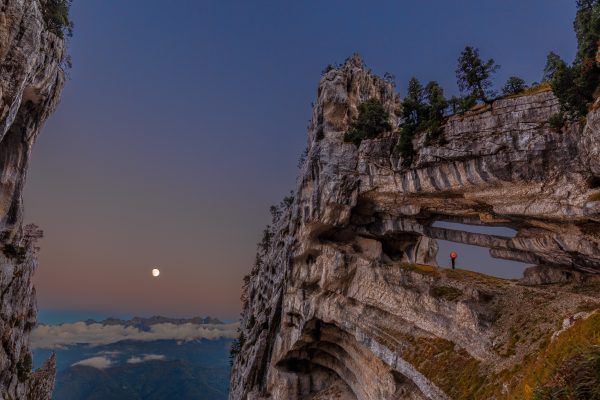 Chartreuse, Alpes, Ombrelle rouge, La Grande Arche, La Tour Perçée de l'Aulp du Seuil, ou Tour Isabelle