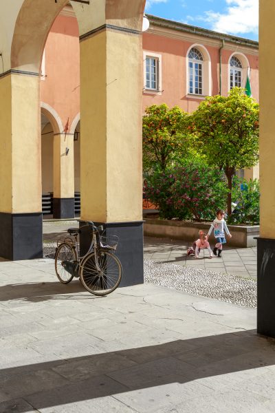 Cinque Terre, Italie, Ligurie, Levanto, enfants sur la place