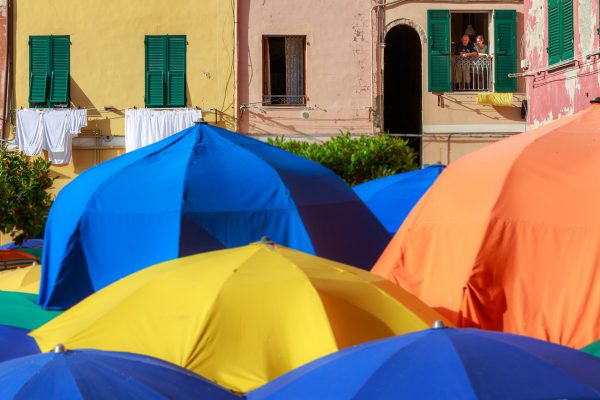 Cinque Terre, Italie, Ligurie, Vernazza, les parasols