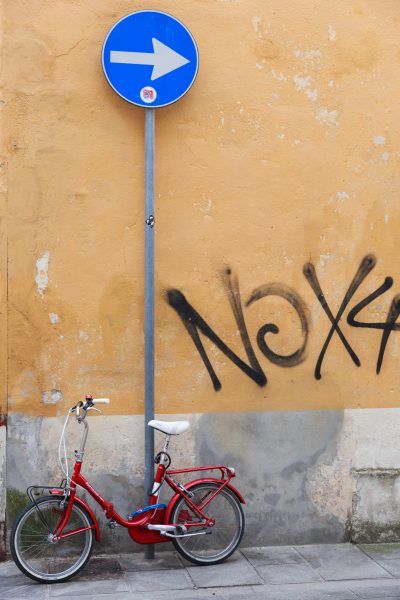 Cinque Terre, Italia, Liguria, Levanto, red bicycle