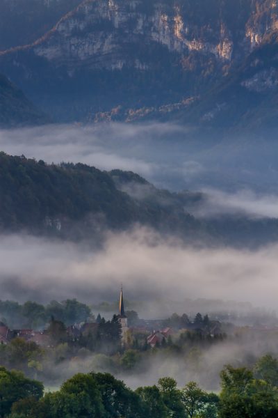 Alps, Isère, Chartreuse, brume, clocjer de St-Christophe sur Guiers