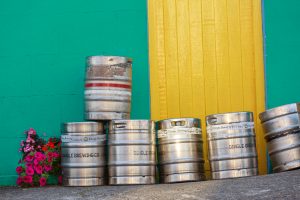 Irlande, Kerry, fût de bière près du pub, Cloghan , Brandon Bay