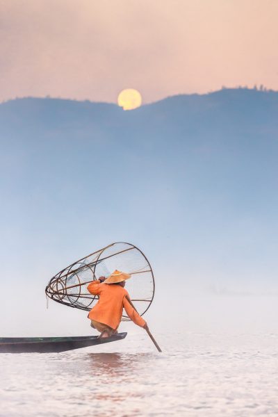 Myanmar, Birmanie, lac Inle, pêcheur et pleine lune (2)