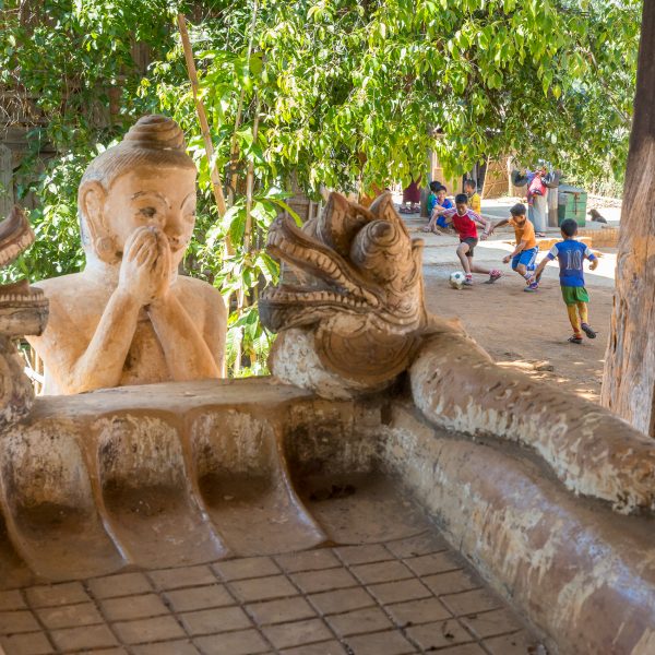 Myanmar, Birmanie, Indein, jeux d'enfants devant le monastère