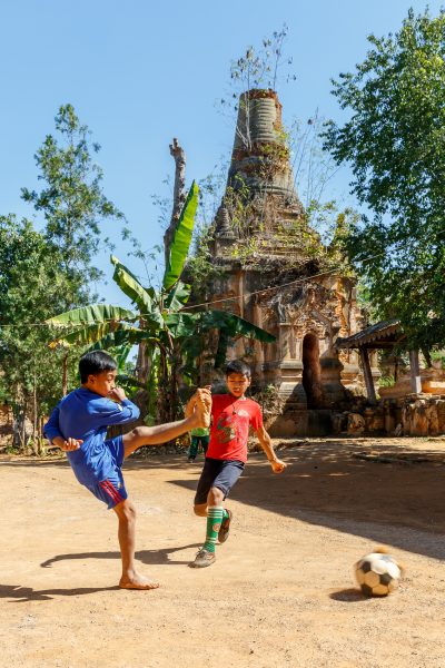 Myanmar, Birmanie, Indein, jeux d'enfants devant le monastère (2)