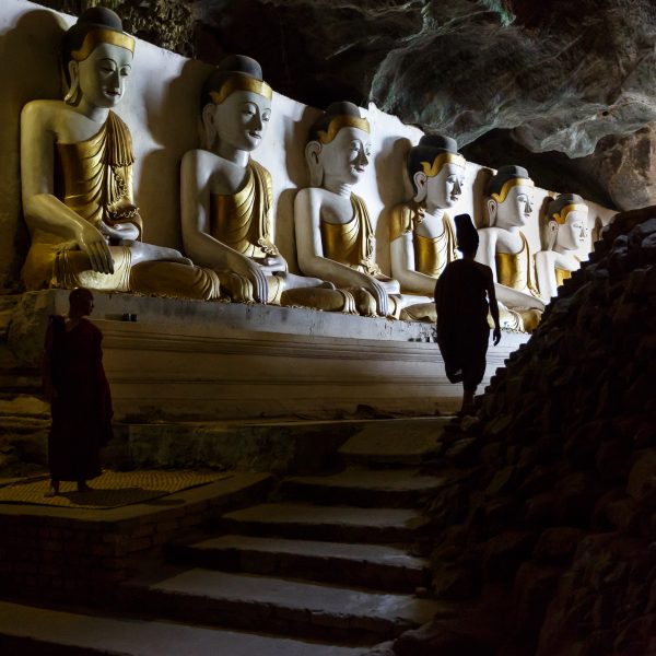 Myanmar, Birmanie, Hpa-an, monks at Yathe Byan cave