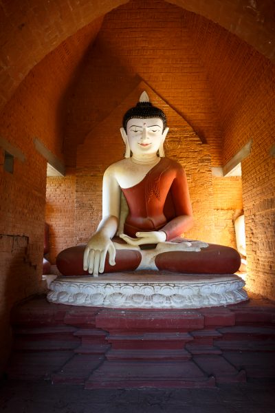 Myanmar, Birmanie, Bagan, Bouddah dans une pagode