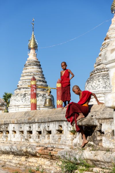 Myanmar, Birmanie, Old Bagan, jeunes novices devant le temple