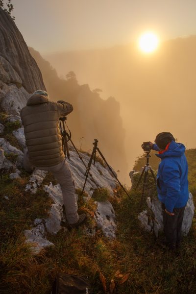 En action au lever du soleil au stage photo bivouac sur la réserve naturelle des hauts de Chartreuse