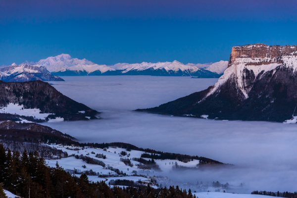 Heure bleue sur le Mont Blanc et le Granier, mer de nuages pendant un Stage photo en Chartreuse, Isère, Savoie