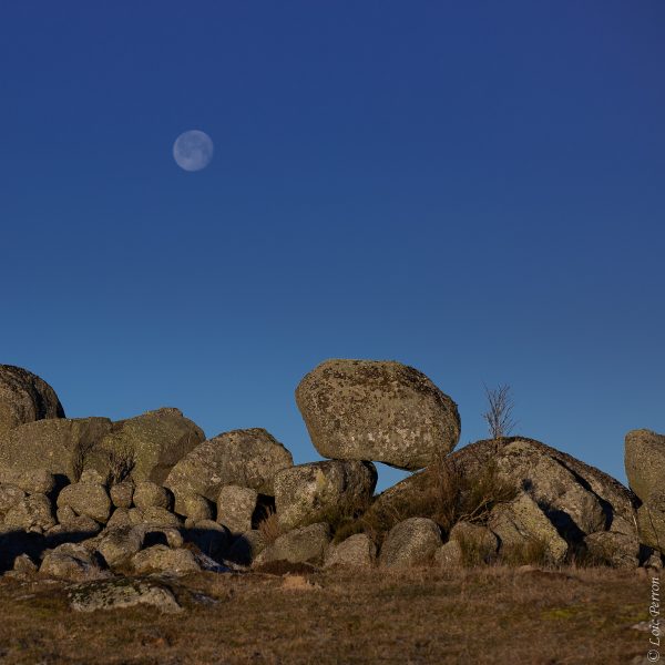 bloc de granit et pleine lune en Aubrac