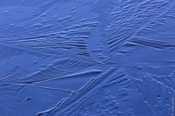 dessin de gel, comme un tableau de Soulages en version bleue