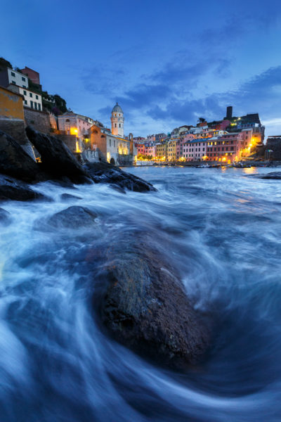 grosse mer dans les Cinque Terre, heure bleue à Vernazza