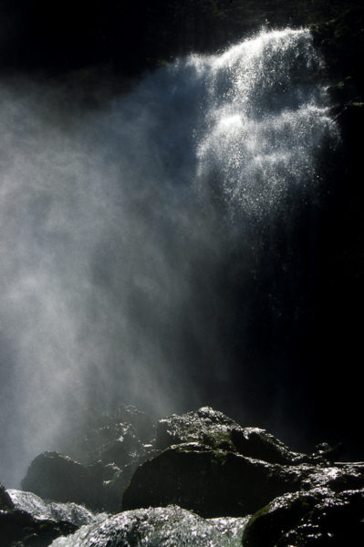 photo en contre-jour sur une cascade en Chartreuse