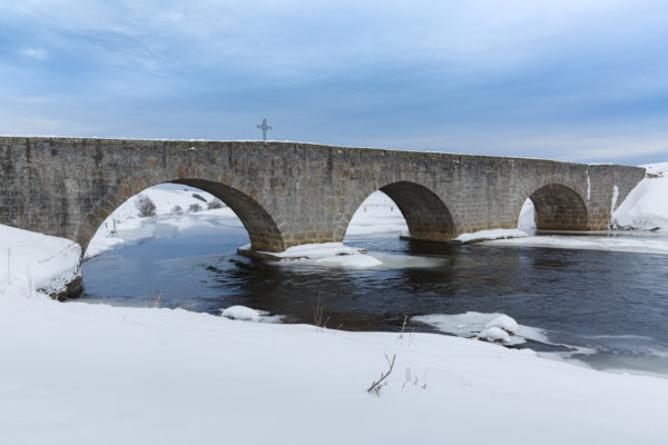 pont du Bès, plateau de l'Aubrac en hiver