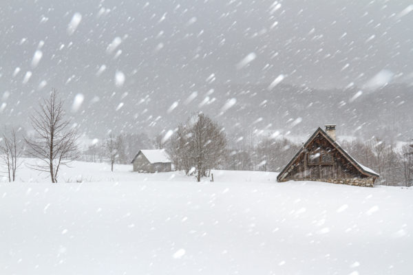 sous la neige, granges de la vallée des Entremonts en Chartreuse