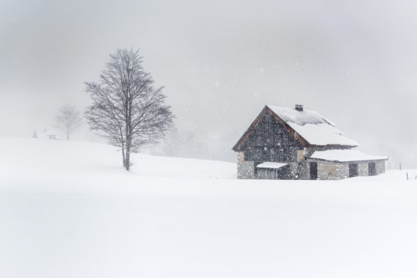 grange en hiver sous la neige en Chartreuse