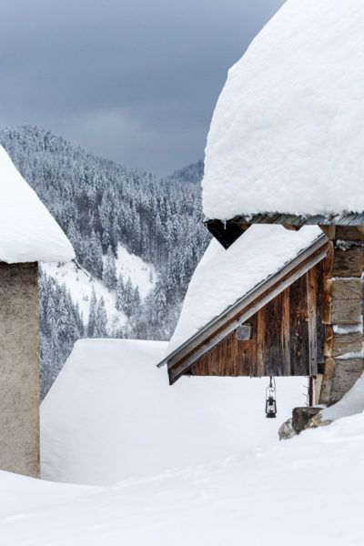 toits enneigés en Chartreuse, stage photo hiver en montagne