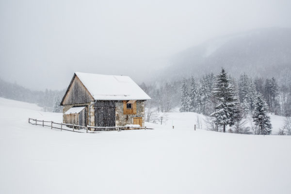 grange et paysage de neige des Entremonts en Chartreuse